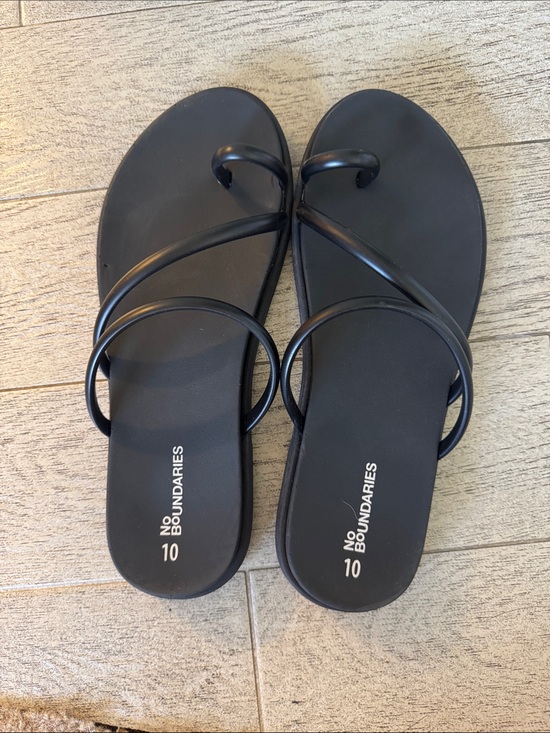 No Boundaries Shoes - No Boundaries Black Twisted Strap Toe-Ring Sandals